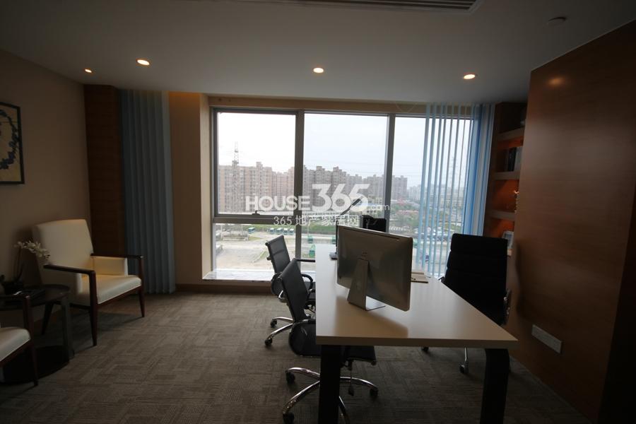 地铁东城广场A办公户型80方样板房——单独办公室