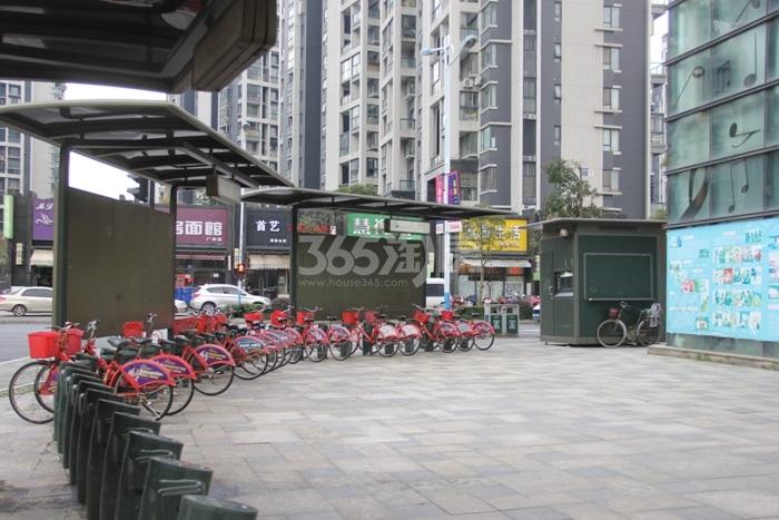 广大融城印象周边自行车租赁点实景图 2015年11月摄
